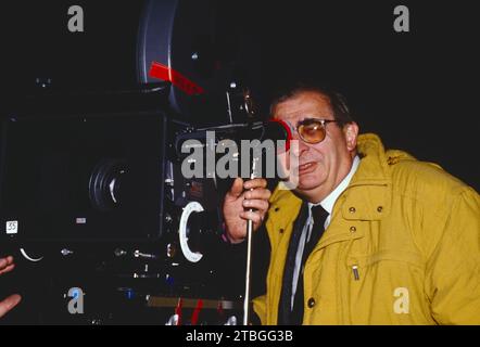 Claude Chabrol, Französischer Filmregisseur, Filmproduzent, Drehbuchautor, hier an der Kamera beim Presstermin zu seinem Film: Masken, Originaltitel: Masques, 1987. Claude Chabrol, produttore cinematografico, regista e sceneggiatore francese, foto: Chabrol alla macchina fotografica alla conferenza stampa per il suo film: Masques, 1987. Foto Stock