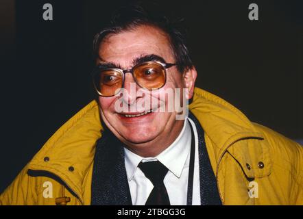 Claude Chabrol, Französischer Filmregisseur, Filmproduzent, Drehbuchautor, hier beim Presstermin zu seinem Film: Masken, Originaltitel: Masques, 1987. Claude Chabrol, produttore cinematografico, regista e sceneggiatore francese, foto: Chabrol alla conferenza stampa per il suo film: Masques, 1987. Foto Stock