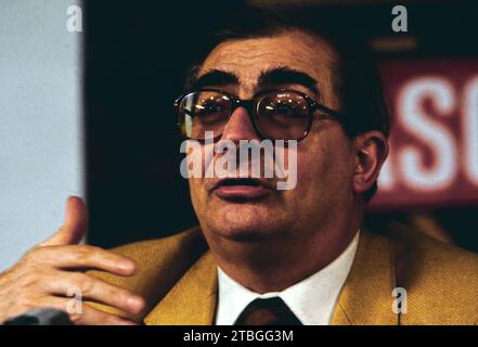 Claude Chabrol, Französischer Filmregisseur, Filmproduzent, Drehbuchautor, hier beim Presstermin zu seinem Film: Masken, Originaltitel: Masques, 1987. Claude Chabrol, produttore cinematografico, regista e sceneggiatore francese, foto: Chabrol alla conferenza stampa per il suo film: Masques, 1987. Foto Stock