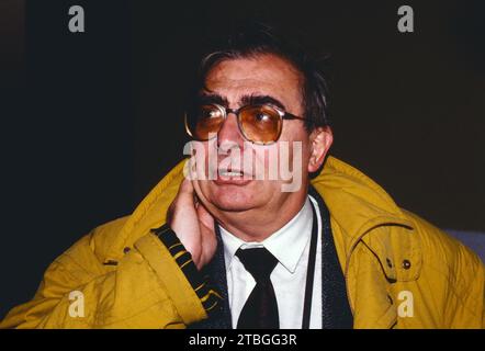 Claude Chabrol, Französischer Filmregisseur, Filmproduzent, Drehbuchautor, hier beim Presstermin zu seinem Film: Masken, Originaltitel: Masques, 1987. Claude Chabrol, produttore cinematografico, regista e sceneggiatore francese, foto: Chabrol alla conferenza stampa per il suo film: Masques, 1987. Foto Stock