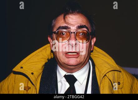 Claude Chabrol, Französischer Filmregisseur, Filmproduzent, Drehbuchautor, hier beim Presstermin zu seinem Film: Masken, Originaltitel: Masques, 1987. Claude Chabrol, produttore cinematografico, regista e sceneggiatore francese, foto: Chabrol alla conferenza stampa per il suo film: Masques, 1987. Foto Stock