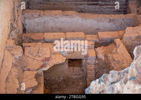 Antiche rovine romane erose dalle camere e dalle pareti del corridoio del complesso archeologico Merida Casa Mithraeum a Merida, Spagna. Foto Stock