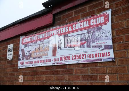 Segnaletica per il club sociale dei tifosi dell'Alfreton Town in vista della partita del secondo turno della Emirates fa Cup presso l'Impact Arena di Alfreton. Data immagine: Sabato 2 dicembre 2023. Foto Stock