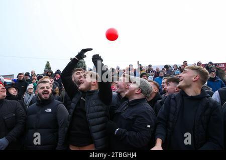 I tifosi dell'Alfreton Town giocano con una mongolfiera in tribuna davanti alla partita del secondo turno della Emirates fa Cup presso l'Impact Arena di Alfreton. Data immagine: Sabato 2 dicembre 2023. Foto Stock