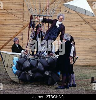 So lebten sie alle Tage, ARD Historien-serie, Deutschland, 1984, Buch: Wolfgang Menge, Regie: Peter Schamoni, storia: Wie lebten die Menschen im 18. Jahrhundert in Preußen, Folge 5, Szene mit Komparsen: Peter Brogle im Heissluftballon. So lebten sie alle Tage, serie TV History, Germania, 1984, sceneggiatura di Wolfgang Menge, regia di Peter Schamoni, 5. Episodio con extra: Peter Brogle in mongolfiera. Foto Stock