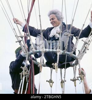 So lebten sie alle Tage, ARD Historien-serie, Deutschland, 1984, Buch: Wolfgang Menge, Regie: Peter Schamoni, storia: Wie lebten die Menschen im 18. Jahrhundert in Preußen, Folge 5, Szene mit Komparsen: Peter Brogle im Heissluftballon. So lebten sie alle Tage, serie TV History, Germania, 1984, sceneggiatura di Wolfgang Menge, regia di Peter Schamoni, 5. Episodio con extra: Peter Brogle in mongolfiera. Foto Stock