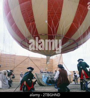 So lebten sie alle Tage, ARD Historien-serie, Deutschland, 1984, Buch: Wolfgang Menge, Regie: Peter Schamoni, storia: Wie lebten die Menschen im 18. Jahrhundert in Preußen, Folge 5, Szene mit Komparsen: Peter Brogle im Heissluftballon. So lebten sie alle Tage, serie TV History, Germania, 1984, sceneggiatura di Wolfgang Menge, regia di Peter Schamoni, 5. Episodio con extra: Peter Brogle in mongolfiera. Foto Stock