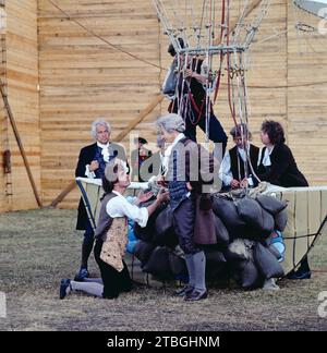 So lebten sie alle Tage, ARD Historien-serie, Deutschland, 1984, Buch: Wolfgang Menge, Regie: Peter Schamoni, storia: Wie lebten die Menschen im 18. Jahrhundert in Preußen, Folge 5, Szene mit Komparsen: Peter Brogle im Heissluftballon. So lebten sie alle Tage, serie TV History, Germania, 1984, sceneggiatura di Wolfgang Menge, regia di Peter Schamoni, 5. Episodio con extra: Peter Brogle in mongolfiera. Foto Stock