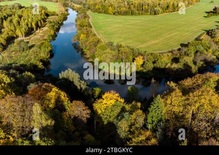 Vista dall'alto degli alberi in un'ansa del fiume circondata da campi agricoli Foto Stock