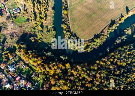 Vista ad alta quota di un'ansa del fiume circondata da campi di contadini nella campagna Foto Stock