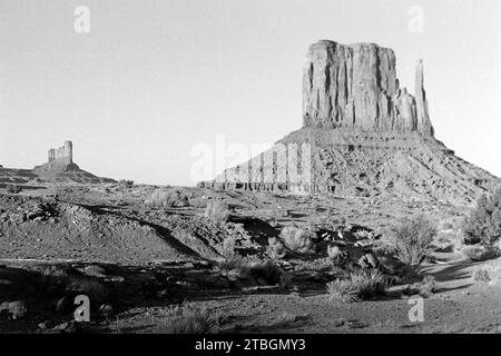 Der Tafelberg West Mitten Butte im Monument Valley, Arizona 1968. mesa West Mitten Butte a Monument Valley, Arizona 1968. Foto Stock