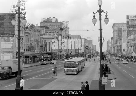 Blick auf Die Canal Street mit Busverkehr an der Kreuzung zur Camp Street, Die nach links abgeht und der Chartres Street, Die nach rechts abgeht, rechterhand ist das Kaufhaus Maison Blanche, heute das Ritz-Carlton, erkennbar, linkerhand steht heute das Hotel Marriott, New Orleans 1965. Vista di Canal Street con il traffico degli autobus all'incrocio di Camp Street che gira a sinistra e Chartres Street che gira a destra, i grandi magazzini Maison Blanche, ora Ritz-Carlton, sono visibili sulla destra, oggi il Marriott Hotel si trova sulla sinistra, New Orleans 1965. Foto Stock