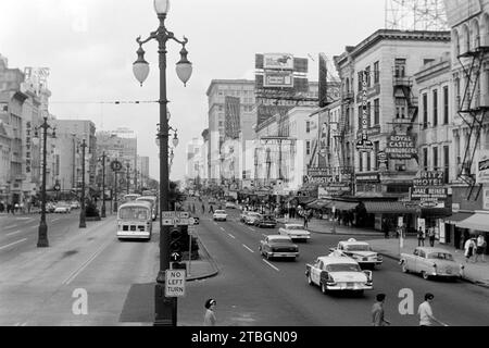 Blick auf Die Canal Street mit Busverkehr an der Kreuzung zur Camp Street, Die nach links abgeht und der Chartres Street, Die nach rechts abgeht, rechterhand ist das Kaufhaus Maison Blanche, heute das Ritz-Carlton, erkennbar, linkerhand steht heute das Hotel Marriott, New Orleans 1965. Vista di Canal Street con il traffico degli autobus all'incrocio di Camp Street che gira a sinistra e Chartres Street che gira a destra, i grandi magazzini Maison Blanche, ora Ritz-Carlton, sono visibili sulla destra, oggi il Marriott Hotel si trova sulla sinistra, New Orleans 1965. Foto Stock