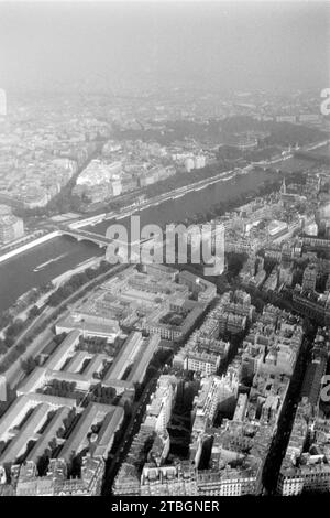 Blick vom Eifelturm über Paris und die Seine, die Brücken von links nach rechts der Pont de l'Alma, Pont des Invalides, Pont Alexandre III, dazwischen der Grand Palais, 1962. Vista dalla Torre Eiffel su Parigi e la Senna, i ponti da sinistra a destra il Pont de l'Alma, Pont des Invalides, Pont Alexandre III, tra il Grand Palais, 1962. Foto Stock