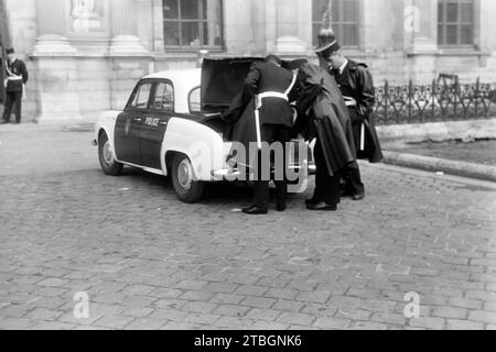 Eine Polizeistreife mit Wagen im Tuileriengarten, Parigi 1965. Una pattuglia della polizia con un'auto nel Giardino delle Tuileries, Parigi 1965. Foto Stock