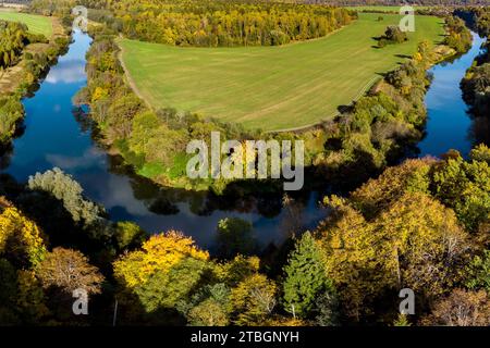 Vista panoramica dall'altezza degli alberi all'ansa del fiume, circondata da campi agricoli e boschi boschivi Foto Stock