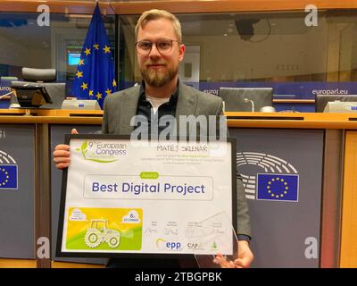 Bruxelles, Belgio. 6 dicembre 2023. L'agricoltore ceco Matej Sklenar pone ai fotografi a Bruxelles, Belgio, 6 dicembre 2023. Il ventinove anni Matej Sklenar ha vinto il premio per il miglior progetto digitale alla Conferenza europea per i giovani agricoltori organizzata dal gruppo del Partito popolare europeo del Parlamento europeo. Ha vinto il concorso combinando agricoltura e robotica con l'uso dell'intelligenza artificiale (IA). Crediti: Tereza Supova)/CTK Photo/Alamy Live News Foto Stock