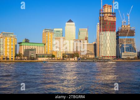 Canary Wharf City scape con un nuovo sviluppo a Londra, Inghilterra Foto Stock