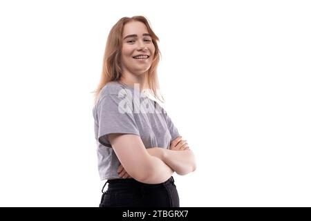 Graziosa ragazza adolescente con capelli biondi su sfondo bianco Foto Stock