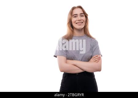 Adolescente europea con capelli biondi e bretelle su sfondo bianco con spazio per la copia Foto Stock