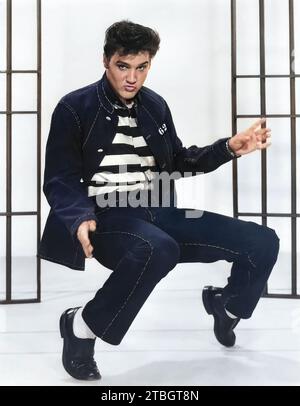 The King of Rock and Roll - Elvis Presley in "Jailhouse Rock" (MGM, 1957). Foto pubblicitaria STILL - foto colorata Foto Stock