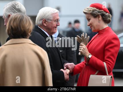 Dresda, Germania. 7 dicembre 2023. La regina Matilde dei belgi (r) viene accolta dal presidente federale Frank-Walter Steinmeier (3° da sinistra) e da sua moglie Elke Büdenbender (2° da sinistra) all'arrivo presso la società di semiconduttori X-FAB di fronte all'edificio. La coppia reale belga è venuta in Germania per una visita di stato di tre giorni. Credito: Robert Michael/dpa/Alamy Live News Foto Stock