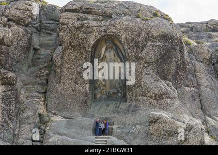 Nossa Senhora da Boa Estrela - Madonna della Stella buona - Santuario della Vergine Maria scolpito sul fianco della montagna nella Serra da Estrela, Portogallo Foto Stock