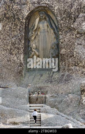 Nossa Senhora da Boa Estrela - Madonna della Stella buona - Santuario della Vergine Maria scolpito sul fianco della montagna nella Serra da Estrela, Portogallo Foto Stock