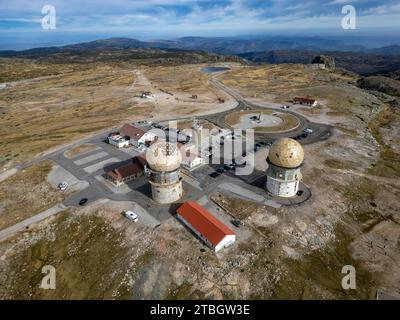 Vista aerea della Torre - antiche torri dell'osservatorio astronomico in cima alla montagna Serra da Estrela in Portogallo, Europa Foto Stock