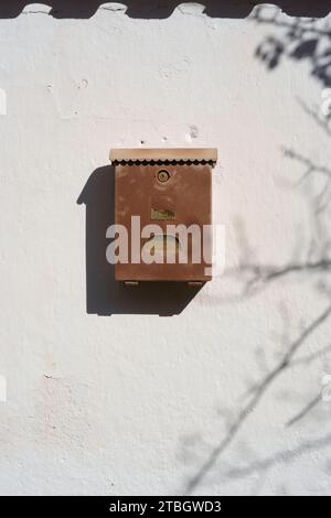 Vecchia cassetta postale in metallo arrugginito Foto Stock
