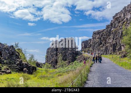 Thingvellir, Islanda: 27 luglio 2023: Almannagja, valle di rift tra le placche eurasiatiche e nordamericane, Islanda, Parco Nazionale di Thingvellir Foto Stock