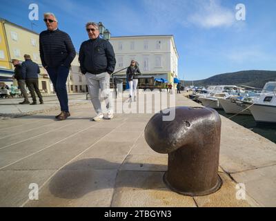 Cherso, Croazia - 9 aprile 2023: Dissuasore di ruggine nel porto di Cherso (Croazia), giorno di sole in primavera, cielo blu Foto Stock