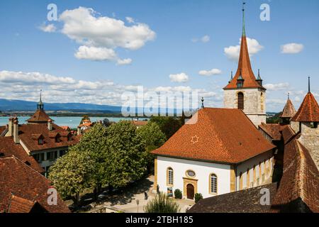 Chiesa e merlature di Morat (Murten), una città del cantone di Friburgo in Svizzera Foto Stock
