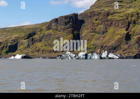 Bergy bit o coltivatori staccati da Solheimajokull, una lingua glaciale del ghiacciaio Myrdalsjokull. Katla Global Geopark, Islanda. Foto Stock