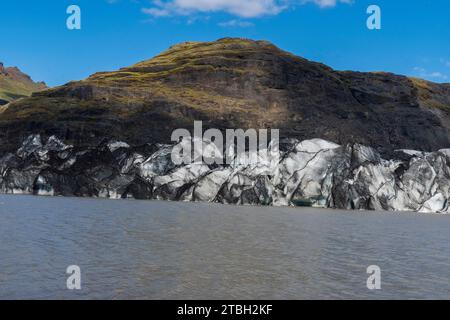 Solheimajokull, una lingua glaciale del ghiacciaio Myrdalsjokull. Il Mýrdalsjökull è un ghiacciaio situato nel sud degli altopiani islandesi. Foto Stock