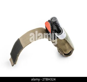 Astuccio tattico militare aperto con laccio emostatico all'interno. Equipaggiamento militare. Attrezzo di pronto soccorso per lo spurgo. Foto Stock