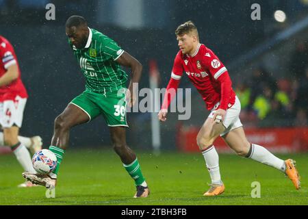 Andy Cannon di Wrexham (a destra) e Frank Nouble di Yeovil Town durante la partita del secondo round della Emirates fa Cup al Racecourse Ground, Wrexham. Data immagine: Domenica 3 dicembre 2023. Foto Stock