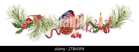 Banner con rami di pino, uccello di pino, coni di pino, bacche rosse di rowan, holly, nastri e palla dell'albero di natale. Foto Stock