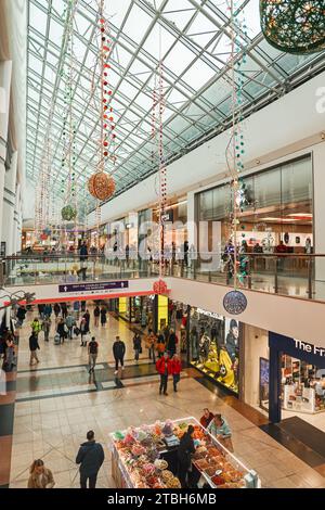 Interno del centro commerciale Drake Circus di Plymouth con decorazioni natalizie. Un popolare centro regionale per lo shopping Foto Stock