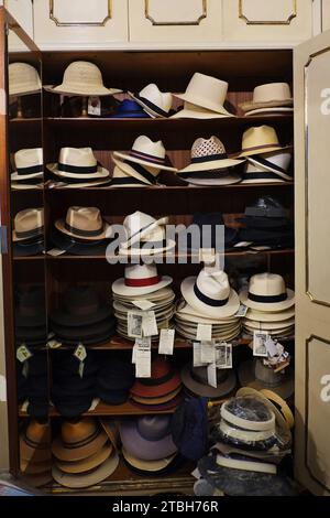 In un negozio di cappelli di Venezia, scaffali di cappelli panama, forme, sfumature e stili diversi, un intelligente merchandising visivo di cappelli di qualità in vendita Foto Stock