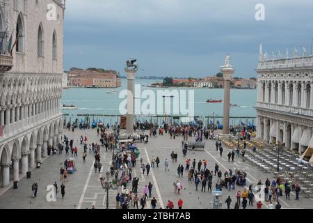 Guardando verso la Piazzetta, le due colonne, il Leone di San Marco e San Teodoro, la Biblioteca Nazionale Marciana fino a San Giorgio maggiore Foto Stock