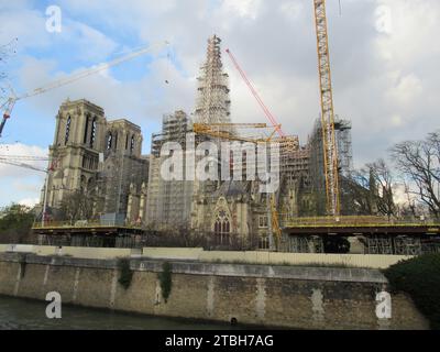 Parigi, Francia. 6 dicembre 2023. Lavori di costruzione per ricostruire la cattedrale di Notre-Dame, danneggiata da un grave incendio. Un anno prima della riapertura della chiesa, danneggiata da un grave incendio nell'aprile 2019, previsto per l'8 dicembre 2024, si chiede l'interruzione dei lavori di costruzione. (A dpa-Korr 'riaprire a rischio? Protesta contro il tetto principale di Notre-Dame') credito: Sabine Glaubitz/dpa/Alamy Live News Foto Stock