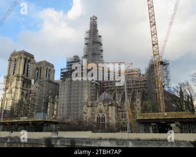 Parigi, Francia. 6 dicembre 2023. Lavori di costruzione per ricostruire la cattedrale di Notre-Dame, danneggiata da un grave incendio. Un anno prima della riapertura della chiesa, danneggiata da un grave incendio nell'aprile 2019, previsto per l'8 dicembre 2024, si chiede l'interruzione dei lavori di costruzione. (A dpa-Korr 'riaprire a rischio? Protesta contro il tetto principale di Notre-Dame') credito: Sabine Glaubitz/dpa/Alamy Live News Foto Stock