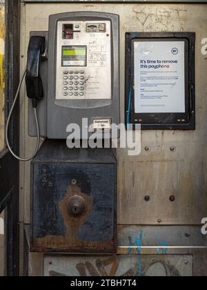 Smantellamento e rimozione del telefono a pagamento BT. Avviso che spiega che BT prevede di rimuovere questo telefono a pagamento a causa della mancanza di utilizzo. BT smantellamento dei telefoni a pagamento. Foto Stock
