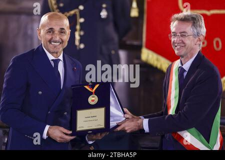 Napoli, Italia. 7 dicembre 2023. Il consiglio comunale di Napoli, su proposta del sindaco Gaetano Manfredi, sindaco di Napoli, conferisce la cittadinanza onoraria di Napoli a Luciano Spalletti, allenatore di Certaldo che ha portato il Napoli al titolo scudetto nell'ultimo campionato di calcio. Credito: Live Media Publishing Group/Alamy Live News Foto Stock