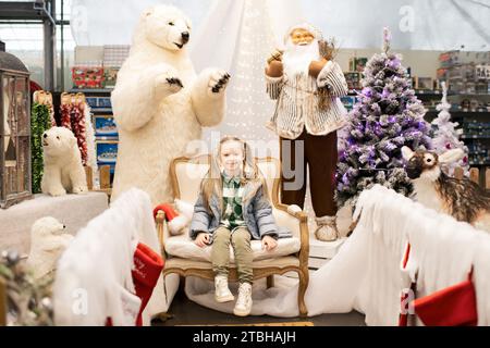 Una ragazza in visita a Babbo Natale Foto Stock