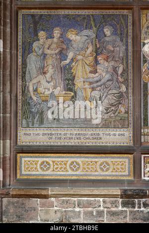 Ritrovamento di Mosè nel fiume Nilo da parte della figlia del faraone dal Libro dell'Esodo. Wall Mosaic nella Cattedrale di Chester Inghilterra Regno Unito Foto Stock