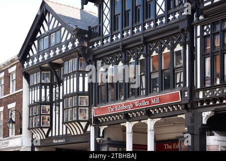 The Rows Eastgate Street, con edifici storici in legno e un negozio di Edinburgh Woollen Mill Shop o Store Chester England UK Foto Stock