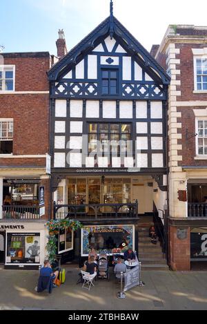 Pavement Cafe & Historic Buildings, God's Providence House (1652), Boutique Shops, The Rows Watergate Street Old Town Chester England Foto Stock