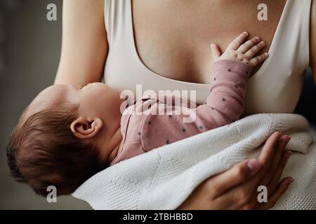 Neonato che dorme tranquillamente in Mothers Arms Foto Stock